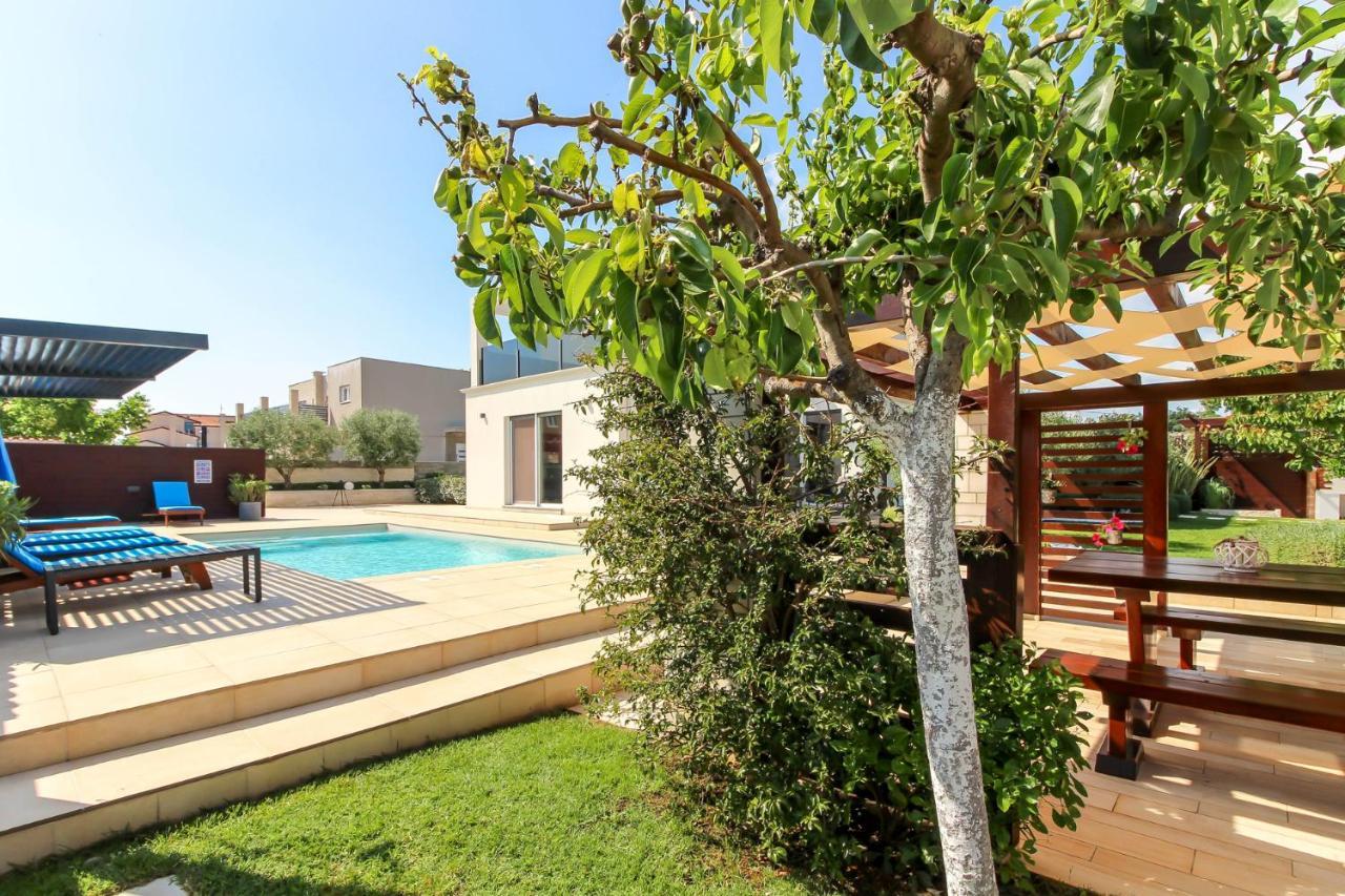Modern Villa Nerina With Private Pool Near PUY 외부 사진