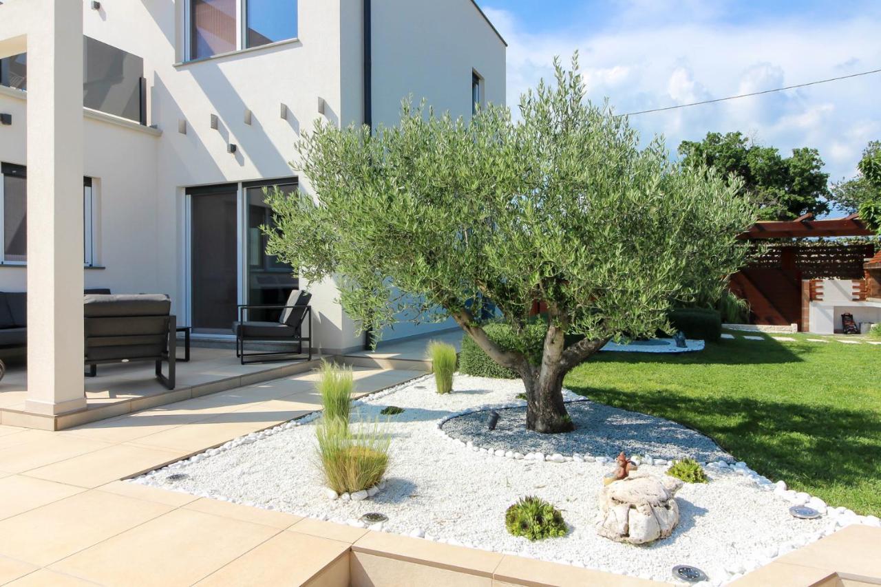 Modern Villa Nerina With Private Pool Near PUY 외부 사진