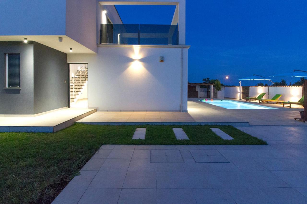 Modern Villa Nerina With Private Pool Near PUY 외부 사진