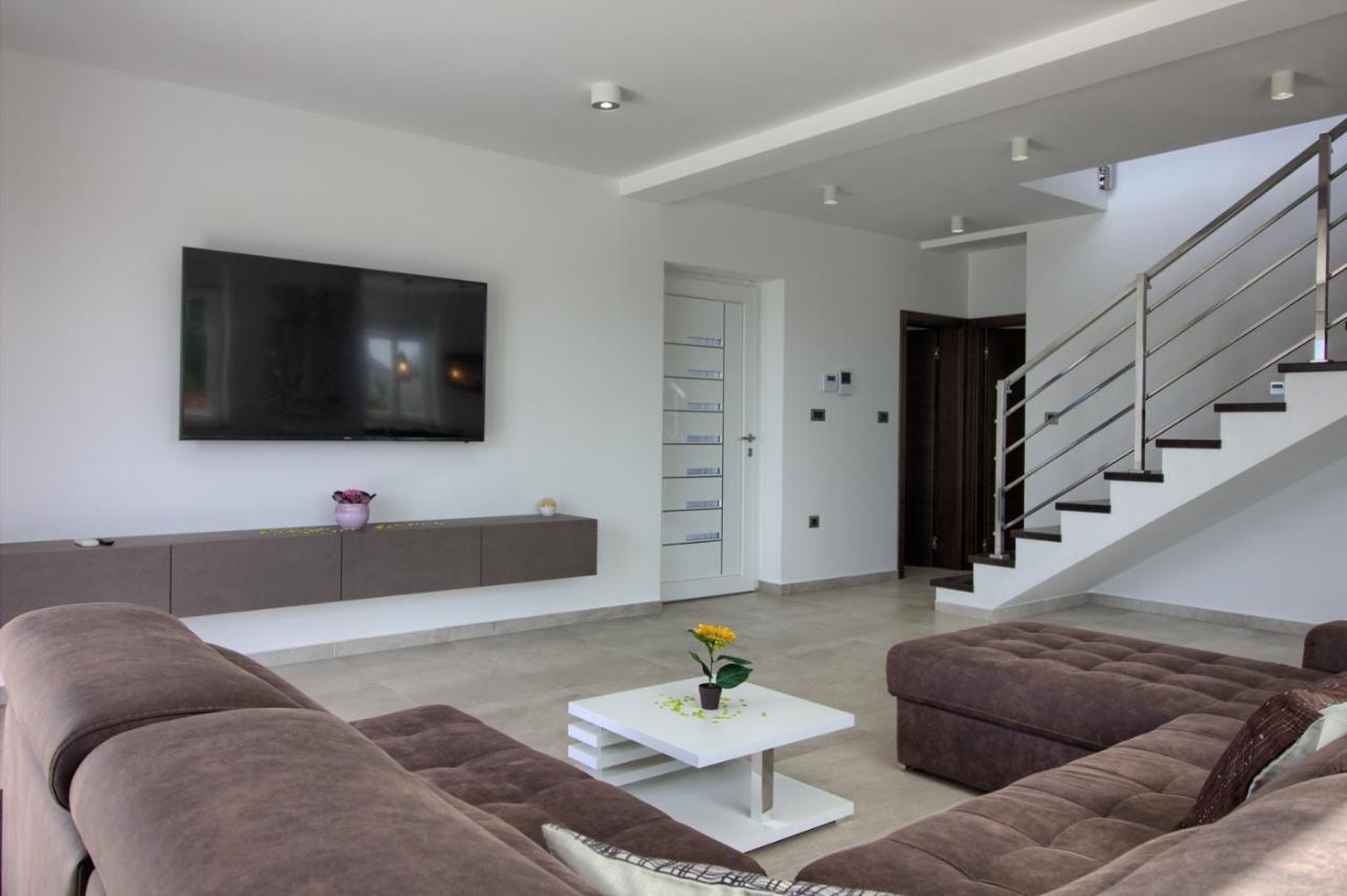 Modern Villa Nerina With Private Pool Near PUY 외부 사진