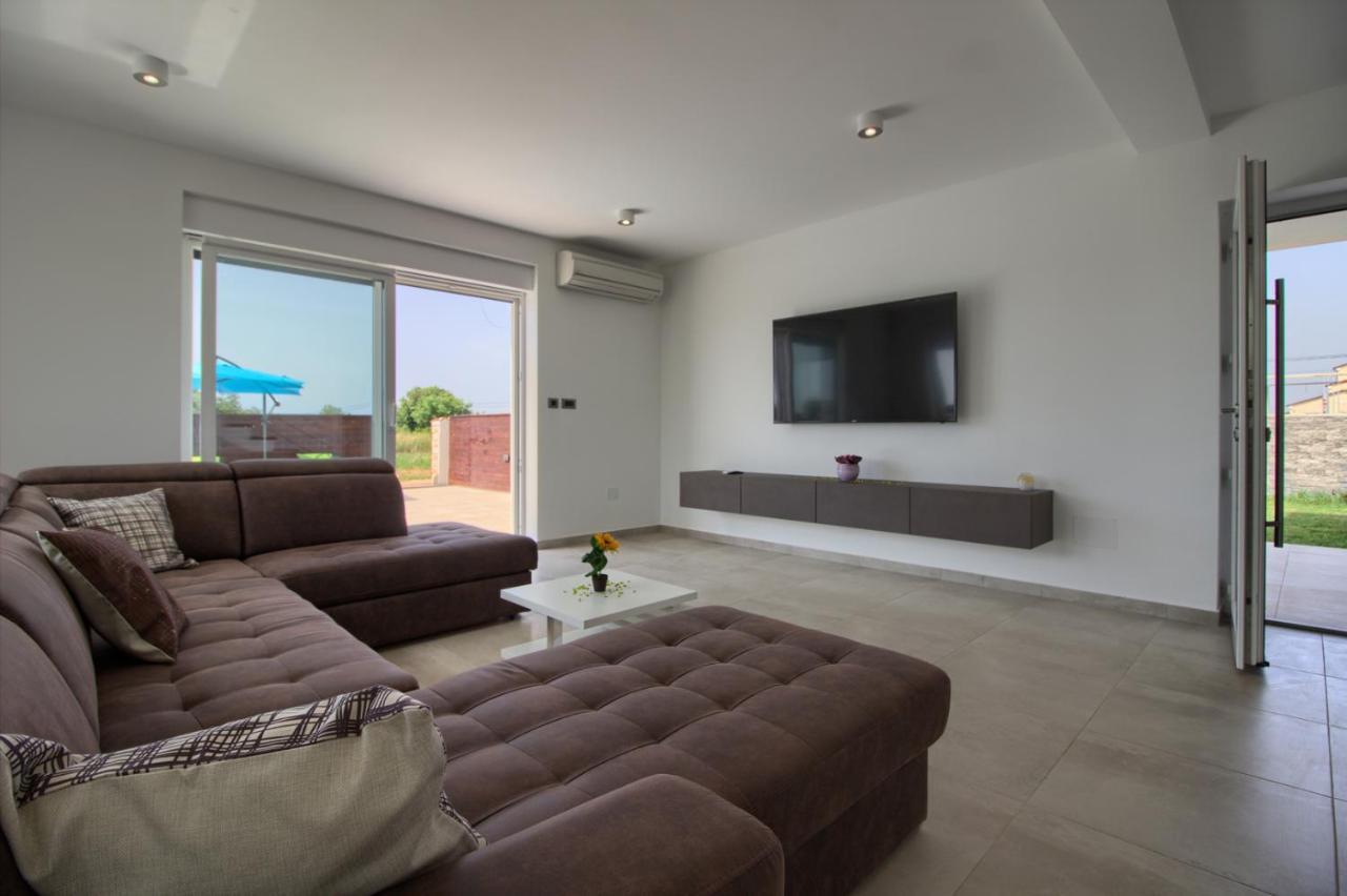 Modern Villa Nerina With Private Pool Near PUY 외부 사진