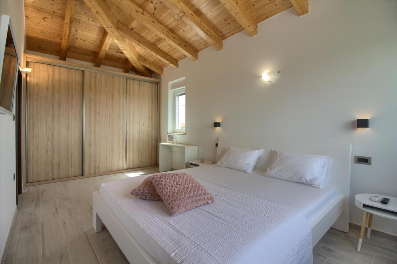 Modern Villa Nerina With Private Pool Near PUY 외부 사진